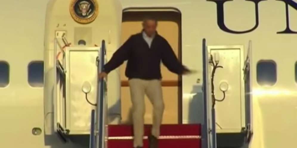 Obama Nyaris Jatuh dari Air Force One
