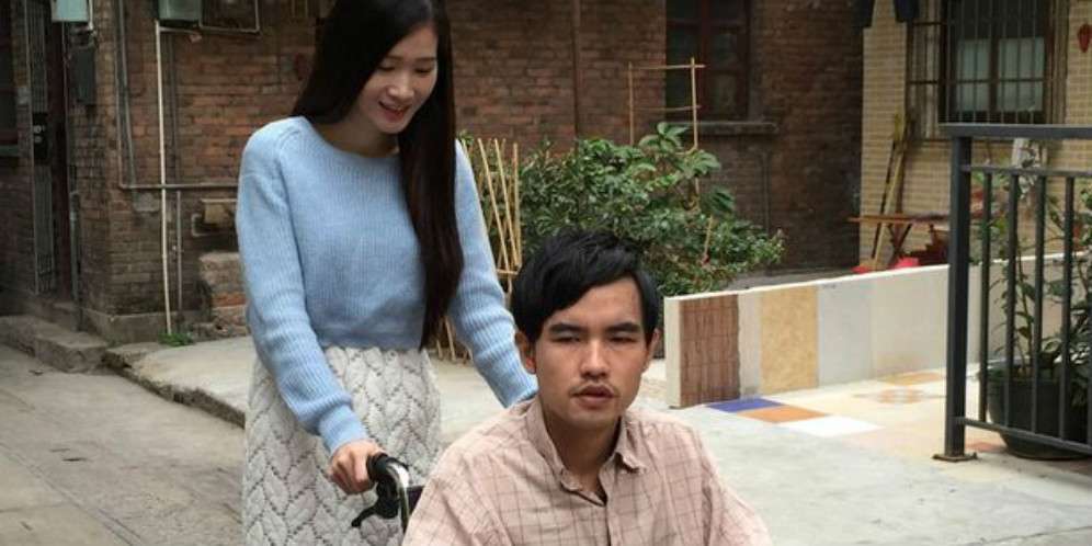 Mahasiswi Cantik Tinggalkan Kuliah Demi Pria Cacat