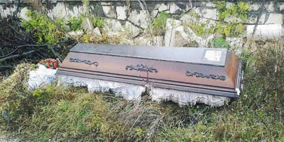 Misteri Bau Busuk di Kuburan Sang Penegak Hukum