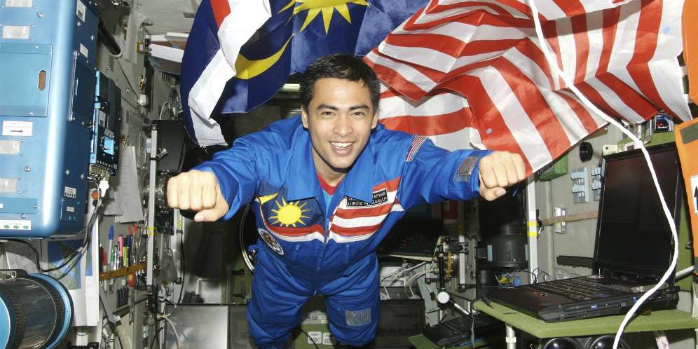 Astronot Malaysia Salat di Luar Angkasa