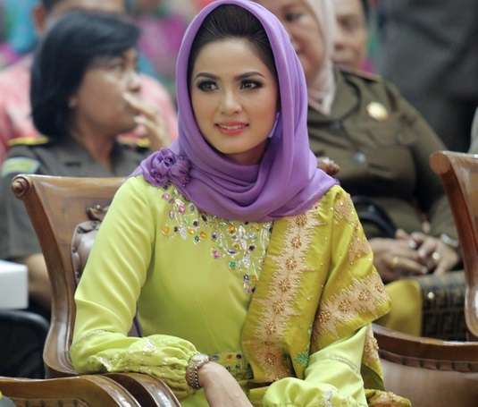 Intip Keseharian Istri Cantik Gubernur Lampung