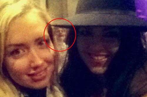 Geger Hantu Wanita `Numpang` Selfie di Foto