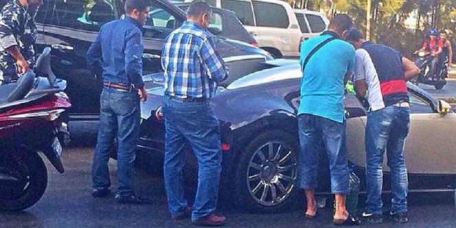 Bugatti Veyron Mogok Kehabisan Bensin