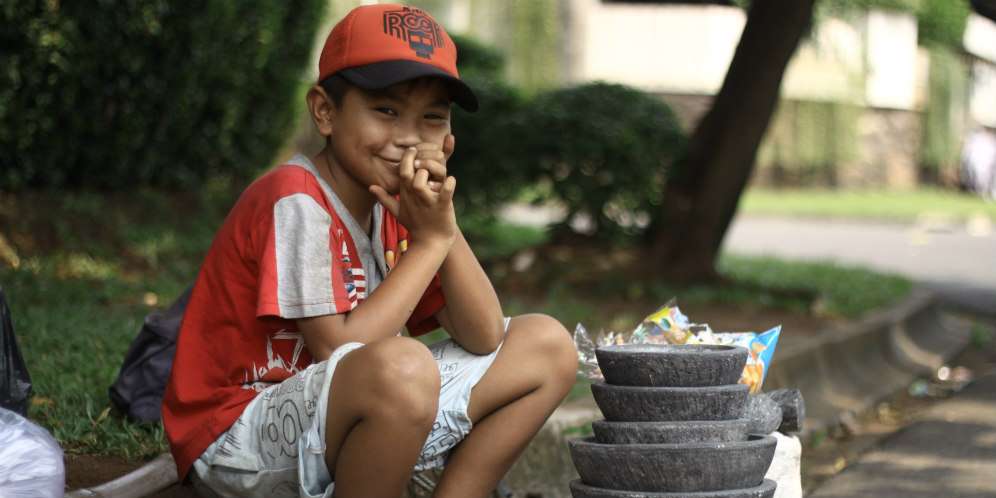 Senyum Kiki, Bocah Penjual Cobek di Pondok Indah