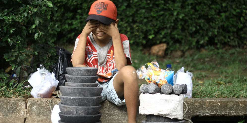 Nasib Bocah Penjual Cobek di Kawasan Elite Ibukota