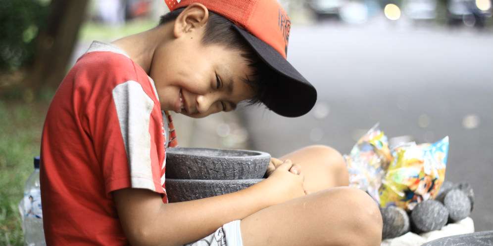Senyum Kiki, Bocah Penjual Cobek di Pondok Indah