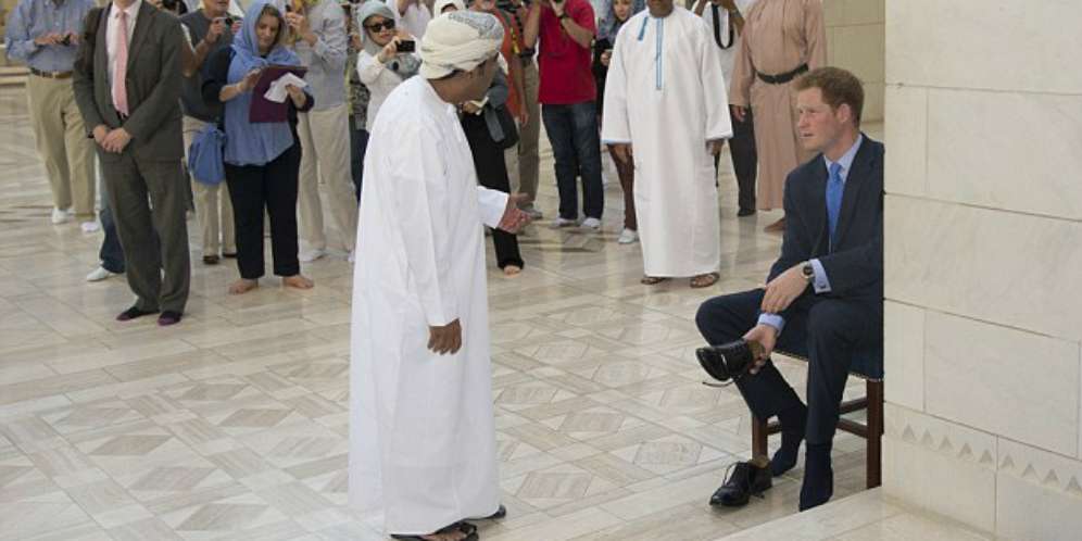 Pangeran Harry Lepas Sepatu Saat Masuk Masjid Megah Oman