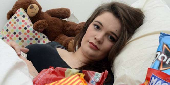 Penyakit Aneh, Gadis Cantik Ini Makan Saat Tidur Lelap