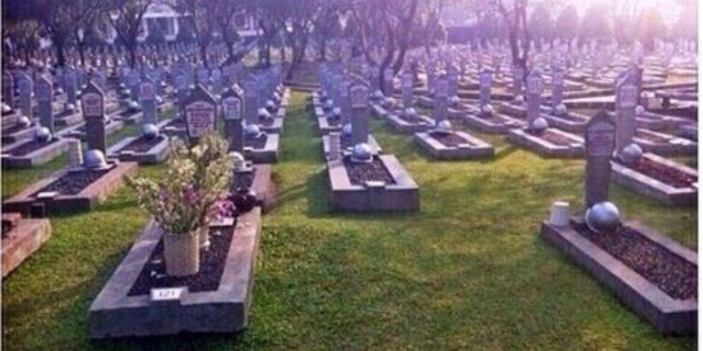 Kisah Lahan Kosong di Samping Makam Ainun