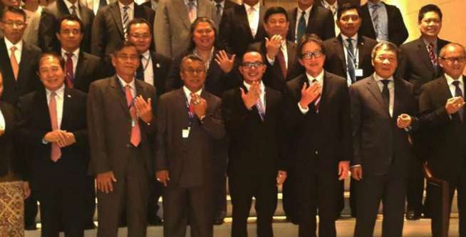 Menteri RI Bagi-Bagi Batu Akik di Swiss