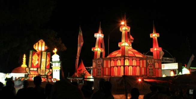 Tradisi Membangunkan Orang Sahur