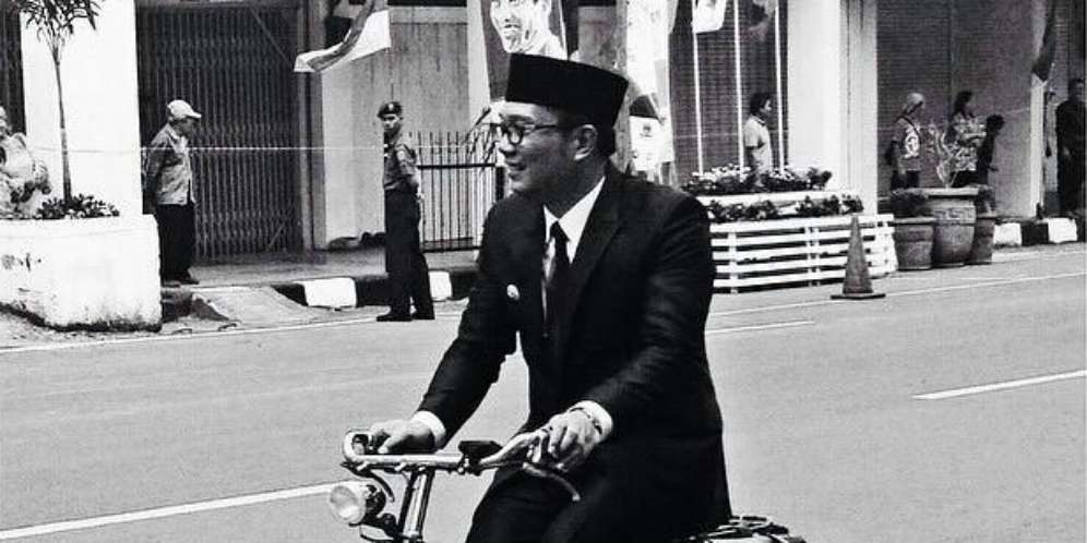 Ridwan Kamil Ngepel Jalan Braga Usai Jumatan
