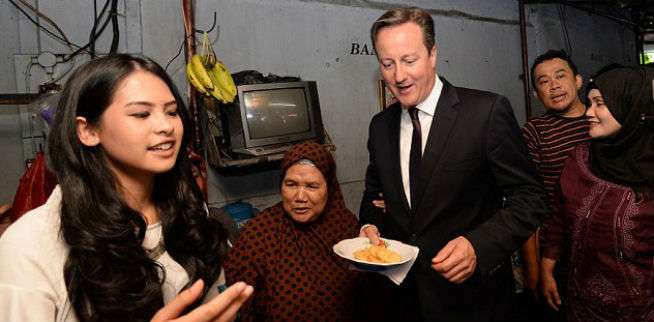 Maudy dan David Cameron Mengambil Pisang Goreng