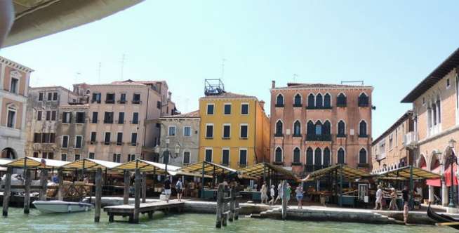7. Pasar Rialto, Venesia, Italia