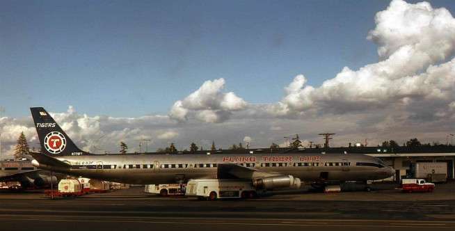 7. Pesawat Flying Tiger Line Penerbangan 739