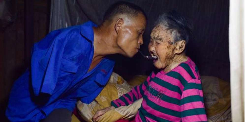 Kisah Pengabdian Petani Tak Berlengan Rawat Ibunya