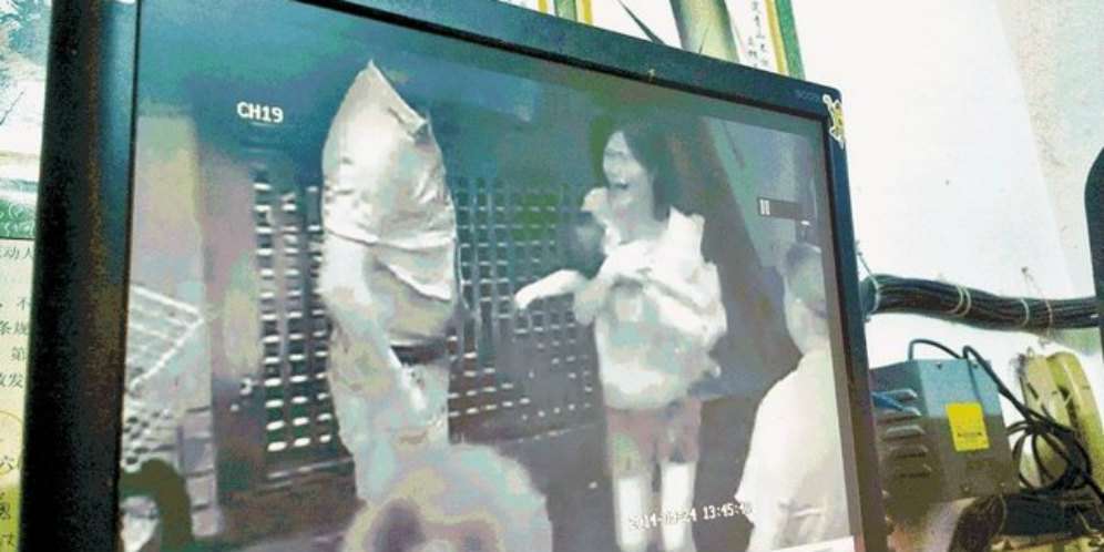 Ibu Asyik Main Ponsel, Bayi Tewas Tenggelam di Ember