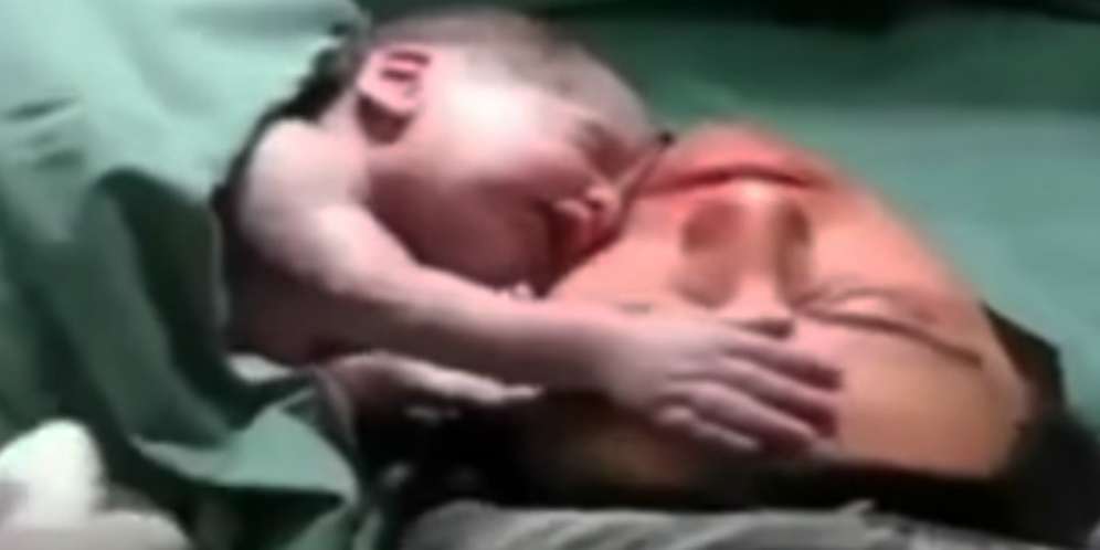 Keajaiban! Bayi Lahir Langsung Peluk Wajah Ibu