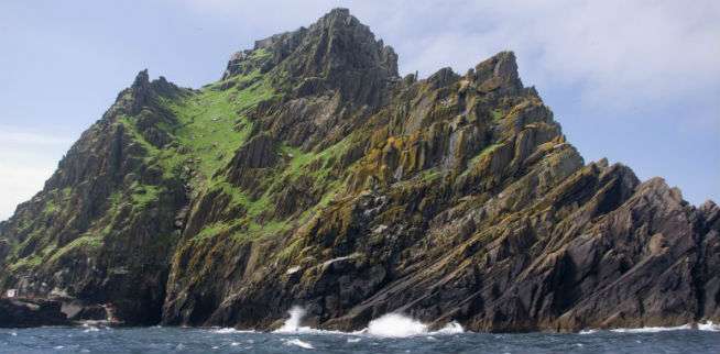 10. Berpetualang di Pulau Skellig Michael, Irlandia