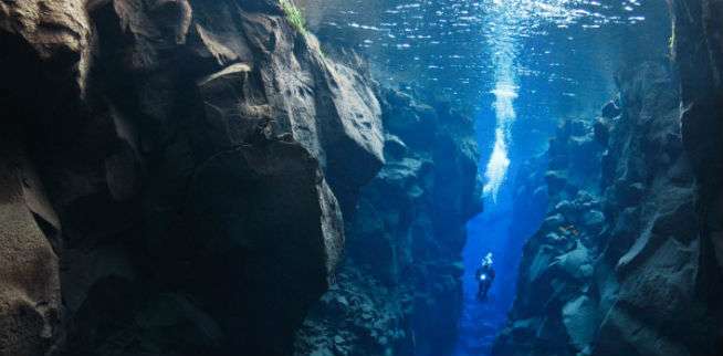 9. Menyelam di Dua Lempeng Tektonik di Silfra, Islandia