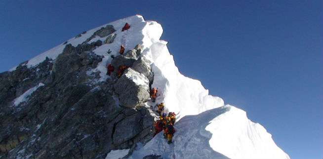 2. Mendaki Puncak Gunung Everest