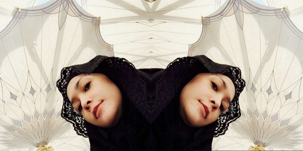 Cantiknya Maia Estianti dengan Balutan Hijab Hitam Berenda