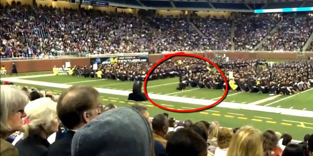 Hebat, Tak Canggung Salat Saat Wisuda di Tengah Lapangan