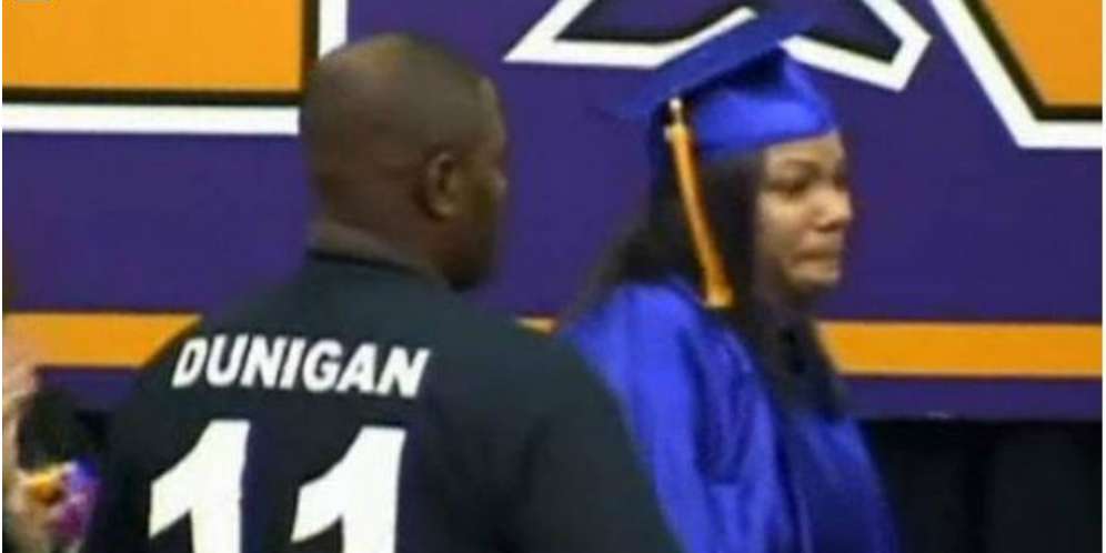 Ibu Ini Gantikan Wisuda Anaknya yang Tewas Kecelakaan