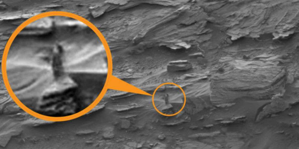 3. Penampakan perempuan berjubah hitam di Planet Mars