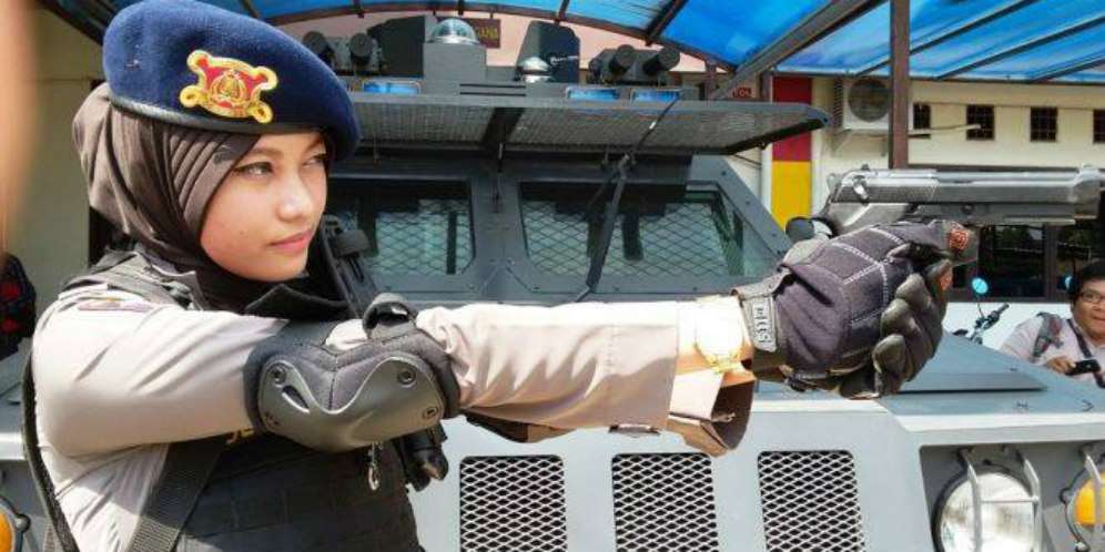 Bripda Adri, Sniper Cantik Berhijab dari Bantul