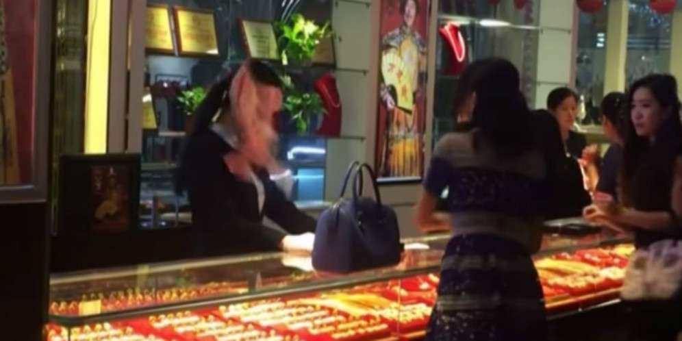 Tak Mau Dianggap Miskin, Wanita Kaya Lempar Uang Segepok