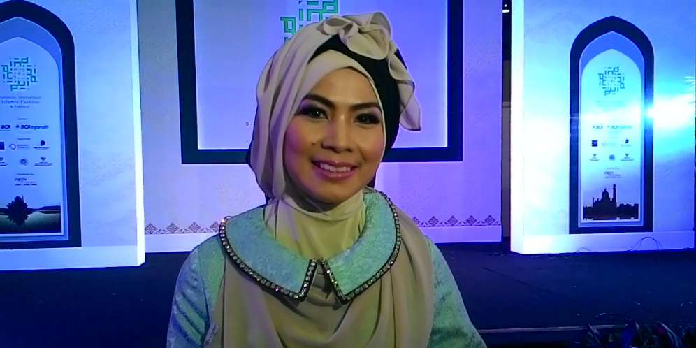 Guru Cantik Itu Kini Jadi Penyanyi Religi