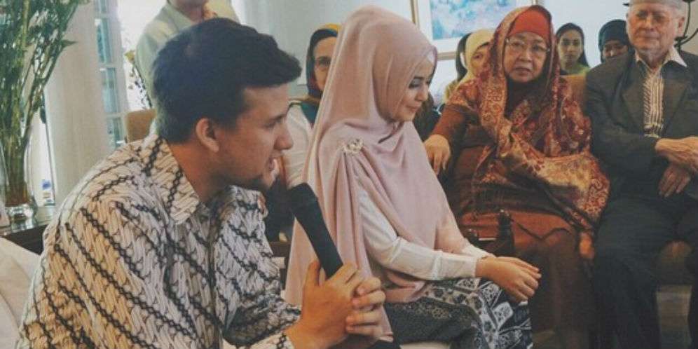 Azan Di Telinga Anaknya Jadi Syarat Cerai Stuart Collin