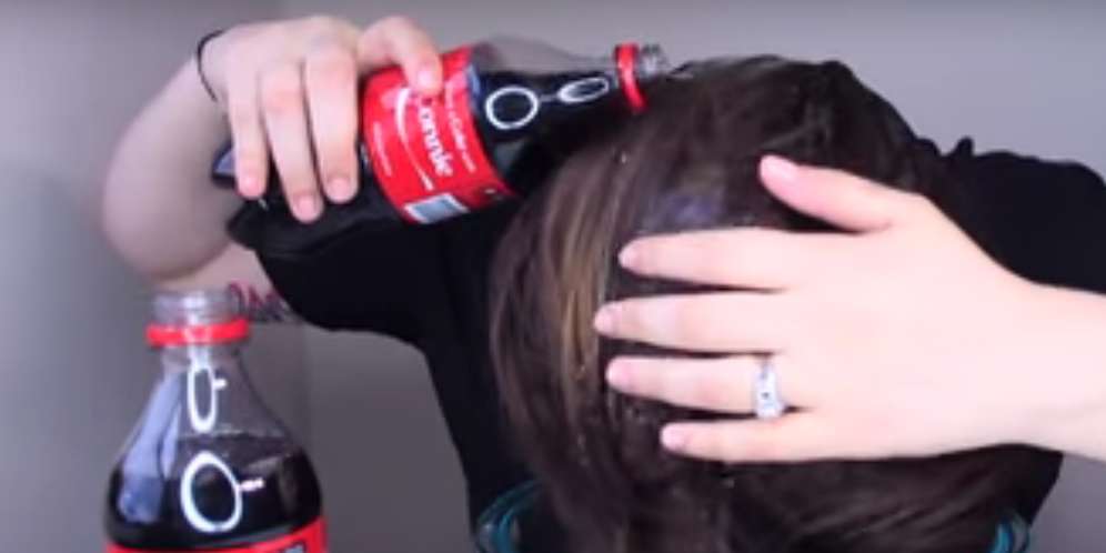 Apa Jadinya Jika Mencuci Rambut Menggunakan Minuman Bersoda?