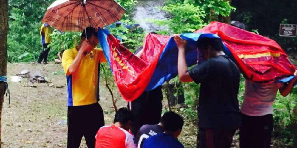Mahasiswa Non Muslim Lindungi Teman dari Hujan Saat Salat