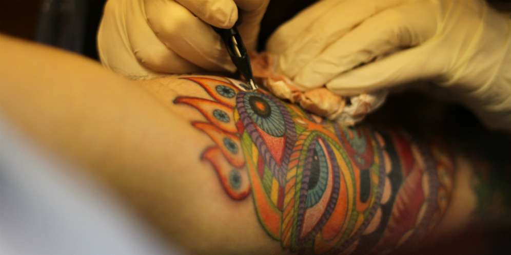 7. Cabut alis, Buat tato dan Renggangkan Gigi