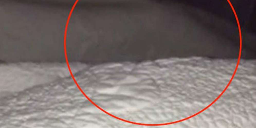 Geger Hantu Merangkak di Bawah Selimut Kamar
