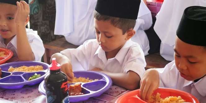 Rahasia di Balik Sunah Makan dengan 3 Jari