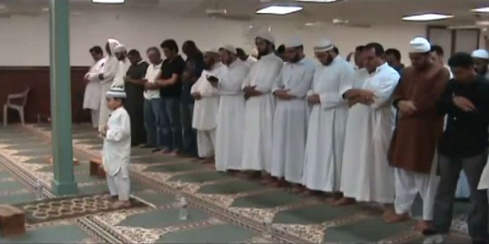 Heboh ! Bocah Ini Jadi Imam Salat