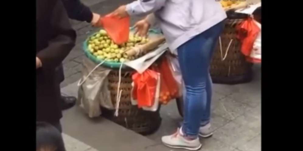 Begini Cara Penjual Buah Pinggir Jalan Curangi Pembeli