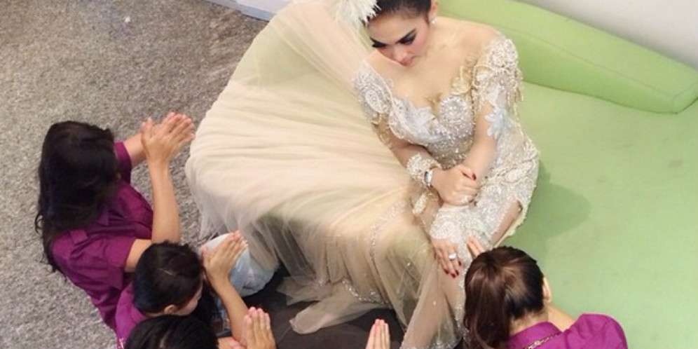 Pasang Foto Lagi `Disembah`, Syahrini Disentil di Sosmed