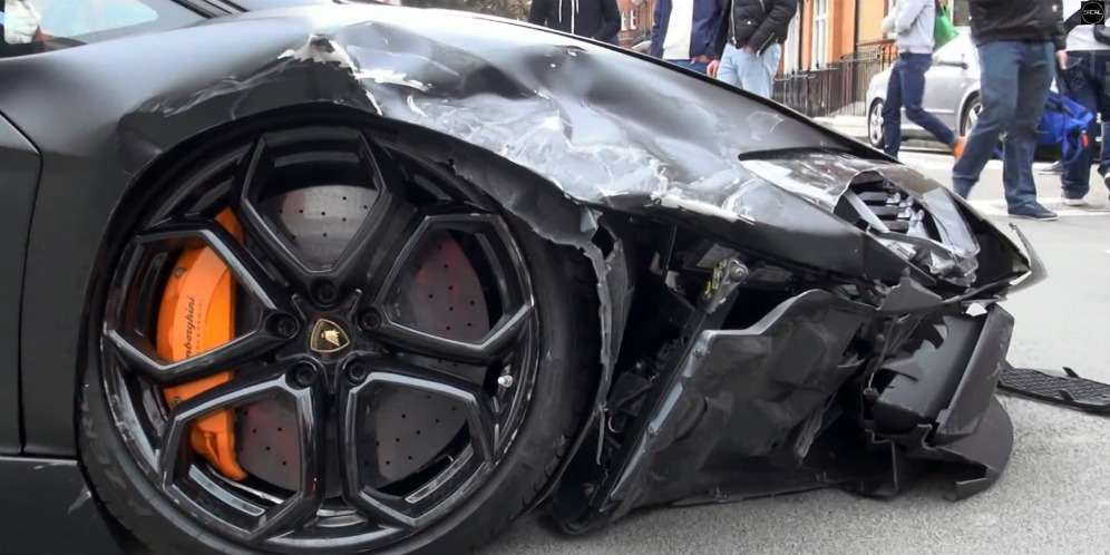 Detik-detik Lamborghini Tabrak Warung STMJ di Surabaya