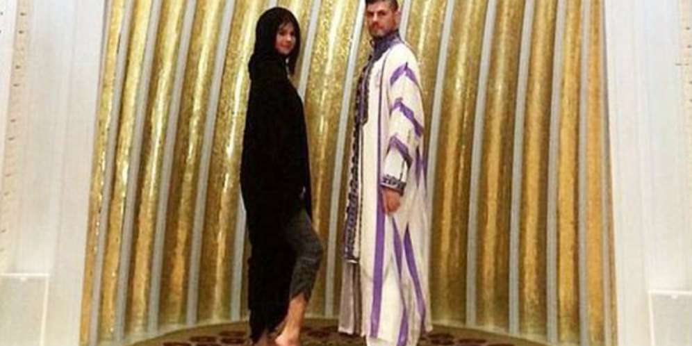 Tontonkan Aurat di Masjid, Mantan Justin Bieber Kekasih Dikecam