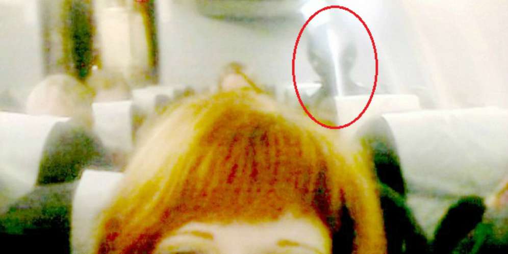 Heboh Alien Ikut Mejeng di Foto Selfie