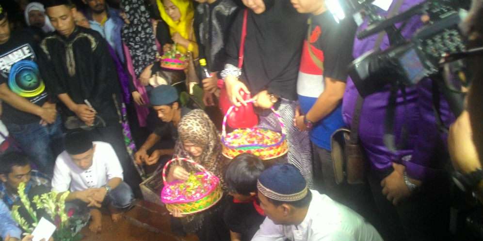 Tanpa Nisan dan Shalawat