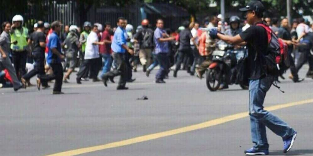 Pria Tembaki Kerumunan di Sarinah Tertangkap Kamera