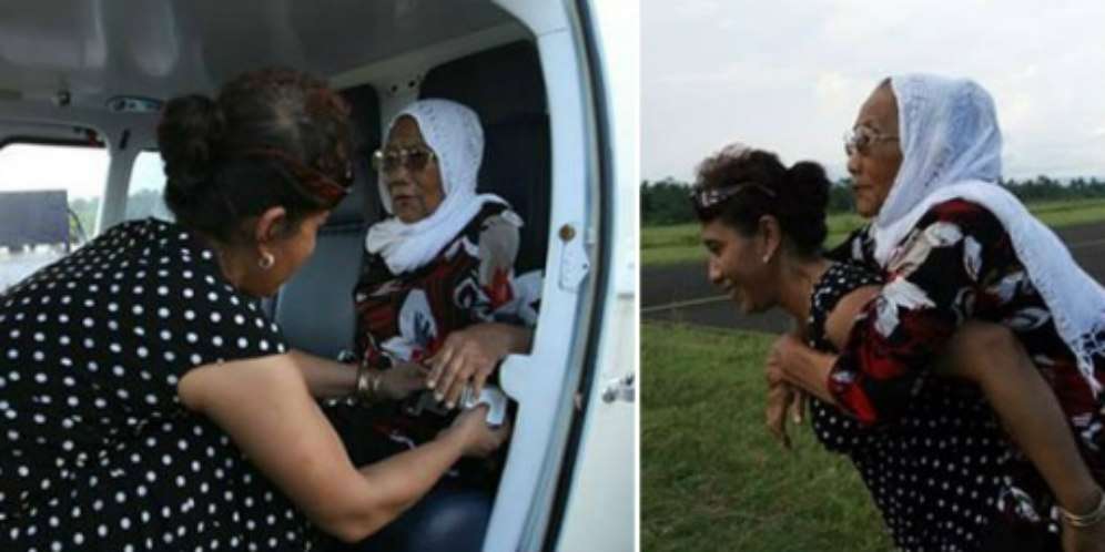 Sosmed Heboh Foto Menteri Susi Gendong Ibu Tua Naik Pesawat