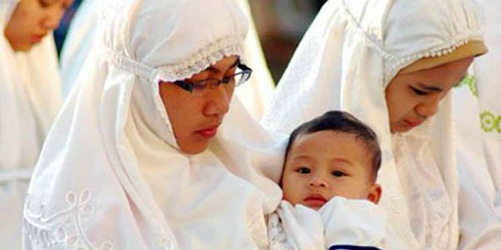 Ini Alasan Gendong Bayi di Waktu Magrib