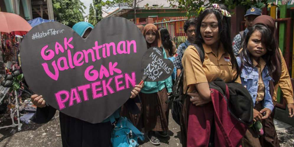 Walikota Risma Temukan Paket Valentine Isi Kondom-Bir-Cokelat