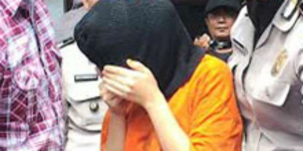 Sakit Hati, Ayu Tuang Tiner ke Minuman Novi